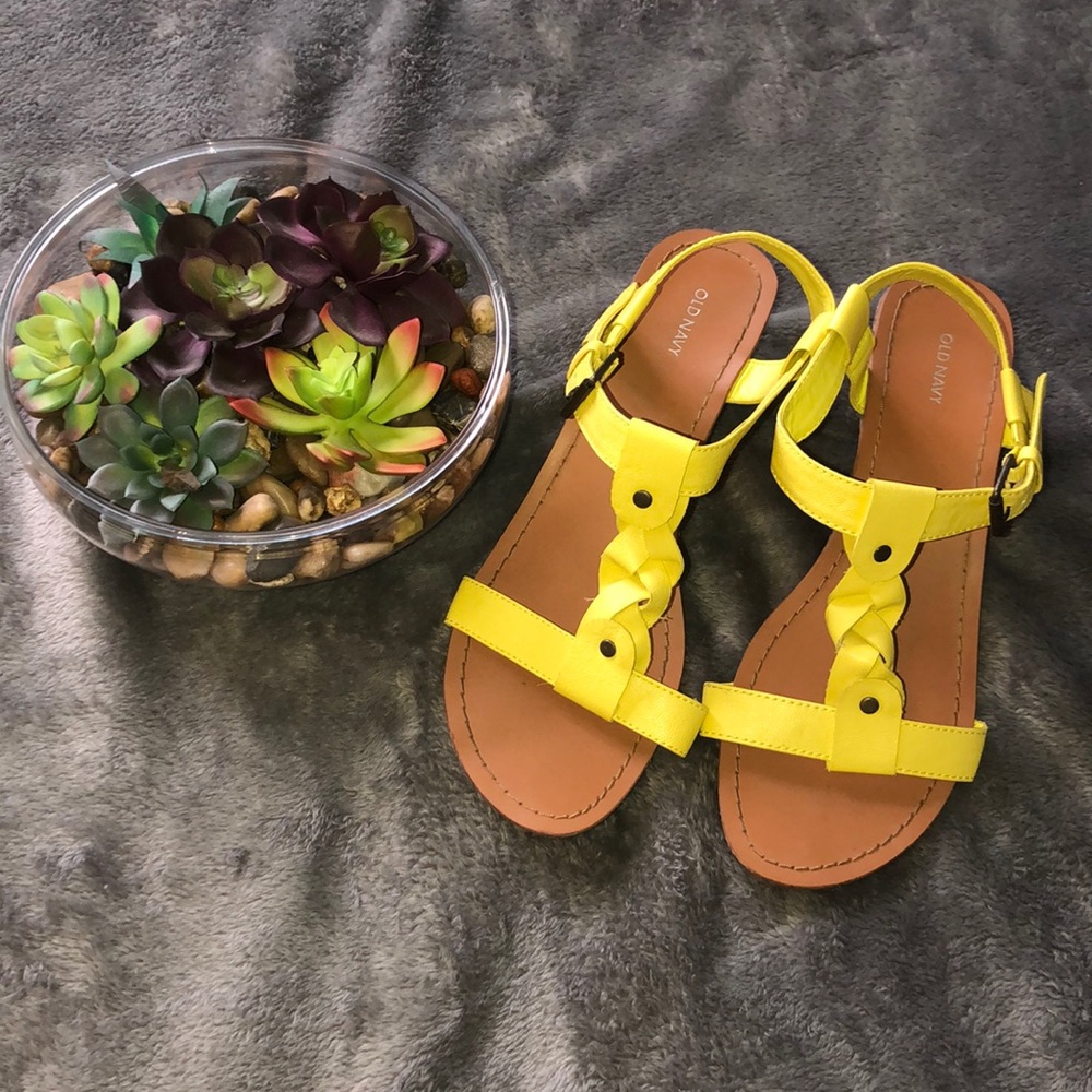 Old navy yellow wedge sand size 9